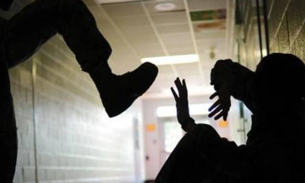 Θεσσαλονίκη: 15χρονος μαθητής έπεσε θύμα ξυλοδαρμού και ληστείας σε στάση λεωφορείου (Βίντεο)
